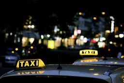 Was unterscheidet ein Taxi von einem Mietwagen?