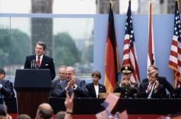 Ronald Reagan am Brandenburger Tor am 12. Juni 1987. Foto Konrad Adenauer Stiftung