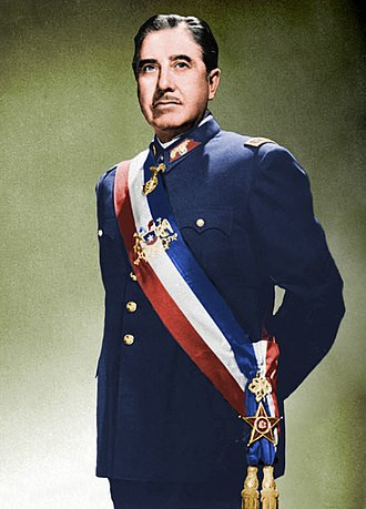 Augusto Pinochet »offizielles« Porträt (um 1974) Foto: wikipedia