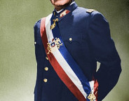 Augusto Pinochet "offizielles" Porträt (um 1974) Foto: wikipedia